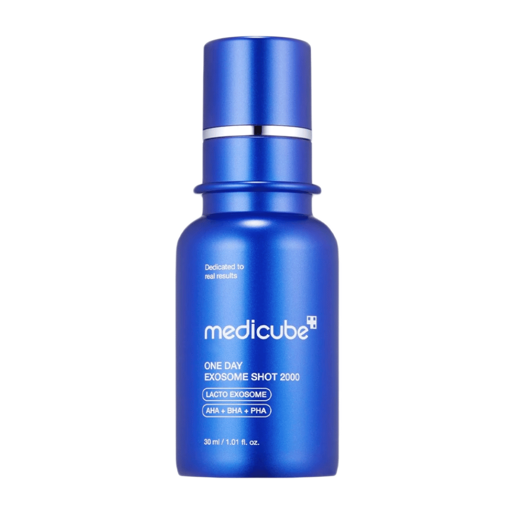 Med Medicube One Day Exosome Shot Pore Ampoule 2000 saat tehokkaan ratkaisun huokosten vähentämiseen ja ihon uudistamiseen. Rikastettu Lacto Exosomella sekä AHA:lla, BHA:lla ja PHA:lla, se kuorii hellävaraisesti parantaen samalla ihon rakennetta ja kosteuttaen syvältä.