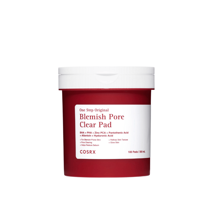 Freestattu tuotekuva tuotteesta COSRX One Step Original Blemish Pore Clear Pad punavalkoisessa pakkauksessa vaaleaa taustaa vasten.