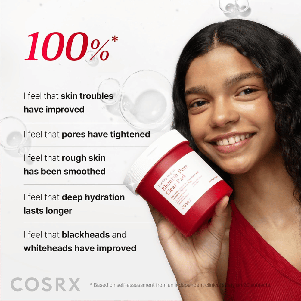 Malli pitelee tuotetta COSRX One Step Original Blemish Pore Clear Pad, ja kuvassa korostuvat parantunut ihon tekstuuri, ihohuokoset, kosteutus ja vähentyneet epäpuhtaudet.