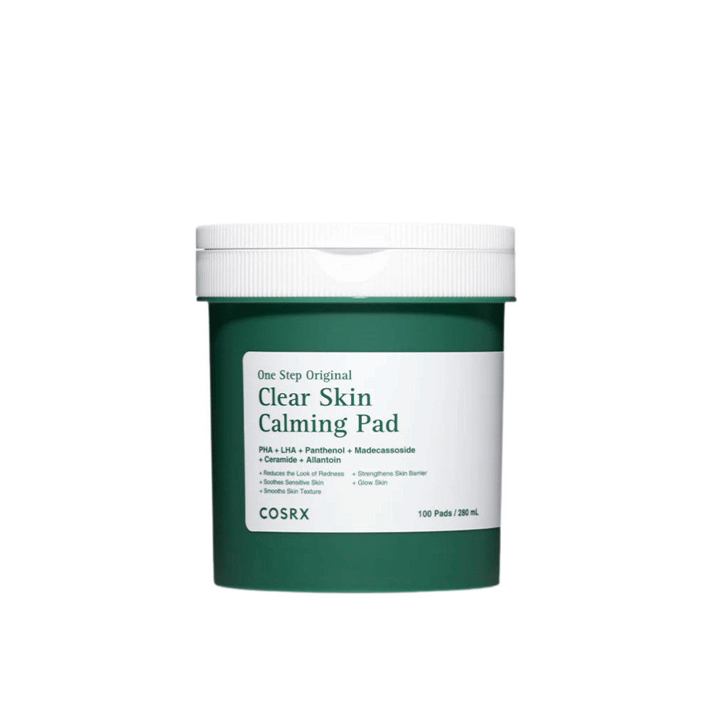 Vihreässä pakkauksessa oleva COSRX One Step Original Clear Skin Calming Pad -tuotteen irrotettu tuotekuva vaaleaa taustaa vasten.