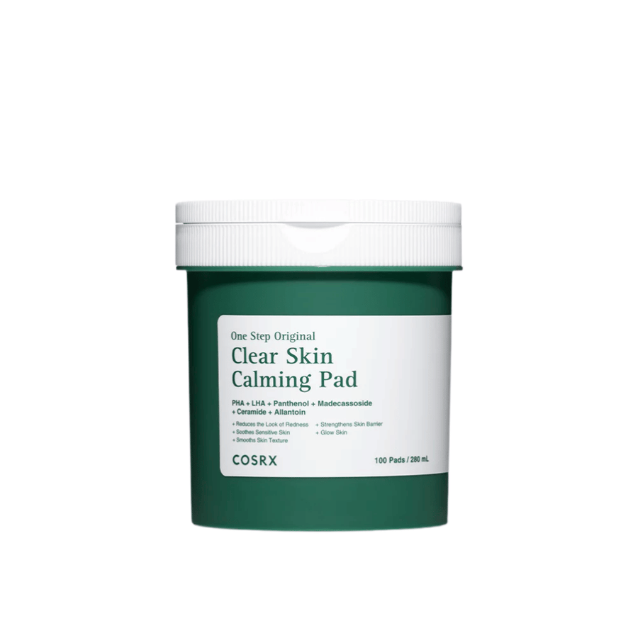 Vihreässä pakkauksessa oleva COSRX One Step Original Clear Skin Calming Pad -tuotteen irrotettu tuotekuva vaaleaa taustaa vasten.