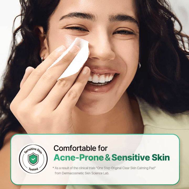 Malli käyttää COSRX One Step Original Clear Skin Calming Pad iholle keskittyen herkkään ja akneen taipuvaiseen ihoon.