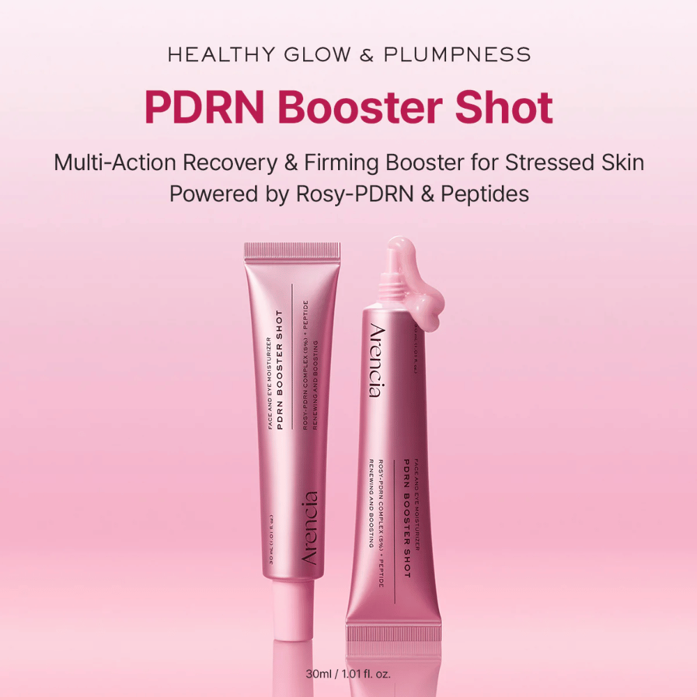 Tuotekuva tuotteesta Arencia PDRN Booster Shot vaaleanpunaisessa tuubimuotoilussa yhdessä avoimen applikaattorin kanssa. Painopiste on glow’ssa, täyteläisemmässä ihossa ja palauttavassa ihonhoidossa PDRNin ja peptidien avulla.