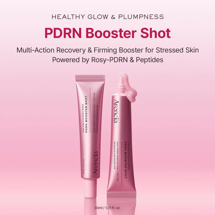 Tuotekuva tuotteesta Arencia PDRN Booster Shot vaaleanpunaisessa tuubimuotoilussa yhdessä avoimen applikaattorin kanssa. Painopiste on glow’ssa, täyteläisemmässä ihossa ja palauttavassa ihonhoidossa PDRNin ja peptidien avulla.