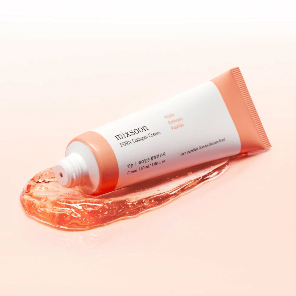 Mixsoon PDRN Collagen Cream pehmeällä sävytetyllä taustalla läpinäkyvällä koostumuksella. Tuote tarjoaa intensiivistä kosteutusta ja parannettua ihon rakennetta.