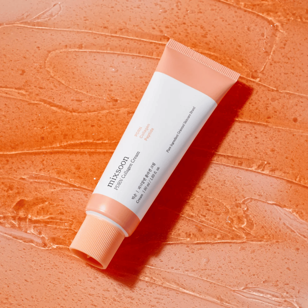 Mixsoon PDRN Collagen Cream kiiltävällä oranssilla taustalla. Ravitseva kasvovoide PDRN, kollageenin ja peptidien kanssa kiinteämmälle iholle.