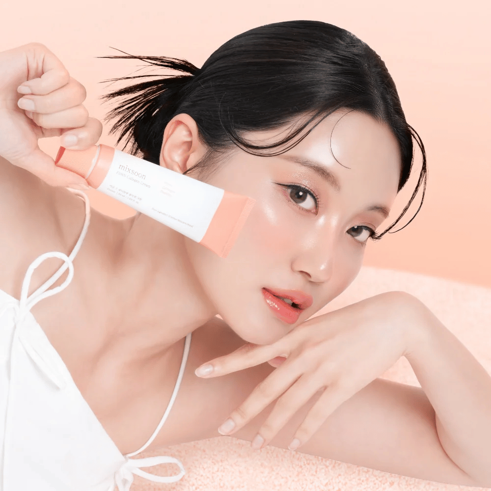 Henkilö, jolla on säteilevä iho, pitää Mixsoon PDRN Collagen Cream lähellä poskea. Voide kosteuttaa, vahvistaa elastisuutta ja antaa terveellisen hehkun.