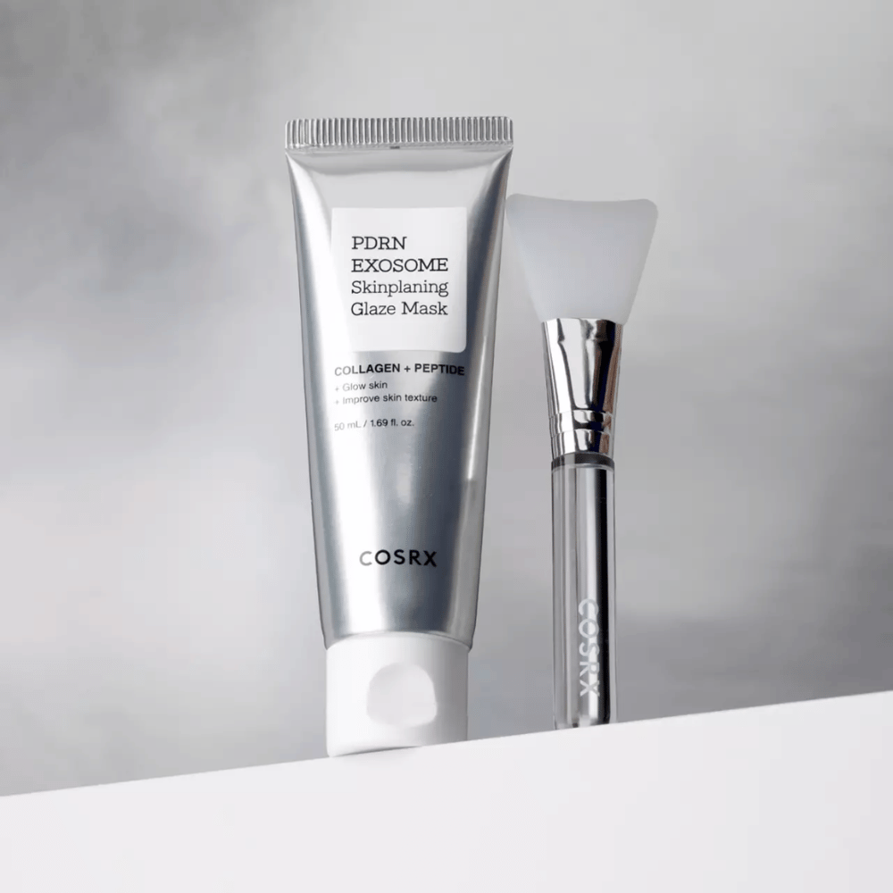 COSRX PDRN EXOSOME Skinplaning Glaze Mask siveltimellä helppoa levitystä varten ja tuloksena hehkua ja sileä iho.