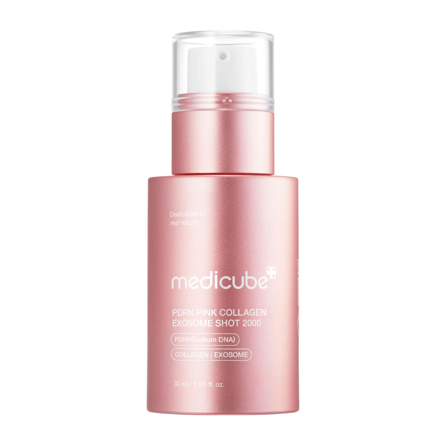 Tuotekuva tuotteesta Medicube PDRN Pink Collagen Exosome Shot 2000 vaaleanpunaisessa pullossa vaaleaa taustaa vasten. Seerumi sisältää PDRN-ainesosaa, kollageenia ja eksosomeja, ja se on kehitetty kosteuttamaan ihoa ja parantamaan ihotuntumaa.