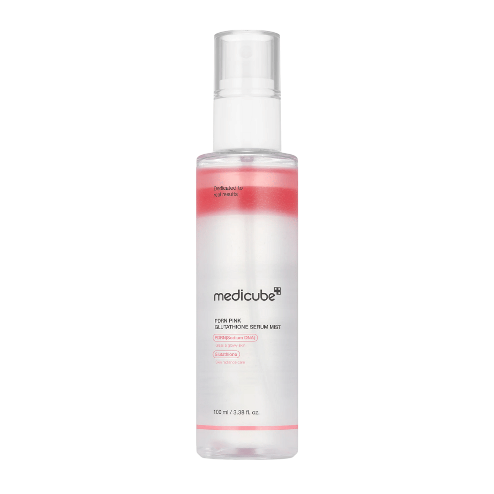 Medicube PDRN Pink Glutathione Serum Mist – kasvosuihke läpinäkyvässä pullossa, jossa on vaaleanpunainen kerros, suunniteltu hehkua, kosteutusta ja parannettua ihon kimmoisuutta varten.