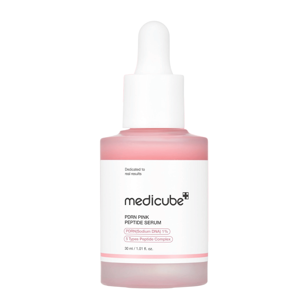 Medicube PDRN Pink Peptide Serum 30 ml, vaaleanpunainen kasvojen seerumi, jossa on 1 % PDRN ja peptidejä lasipullossa valkoisella pipetillä valkoista taustaa vasten.