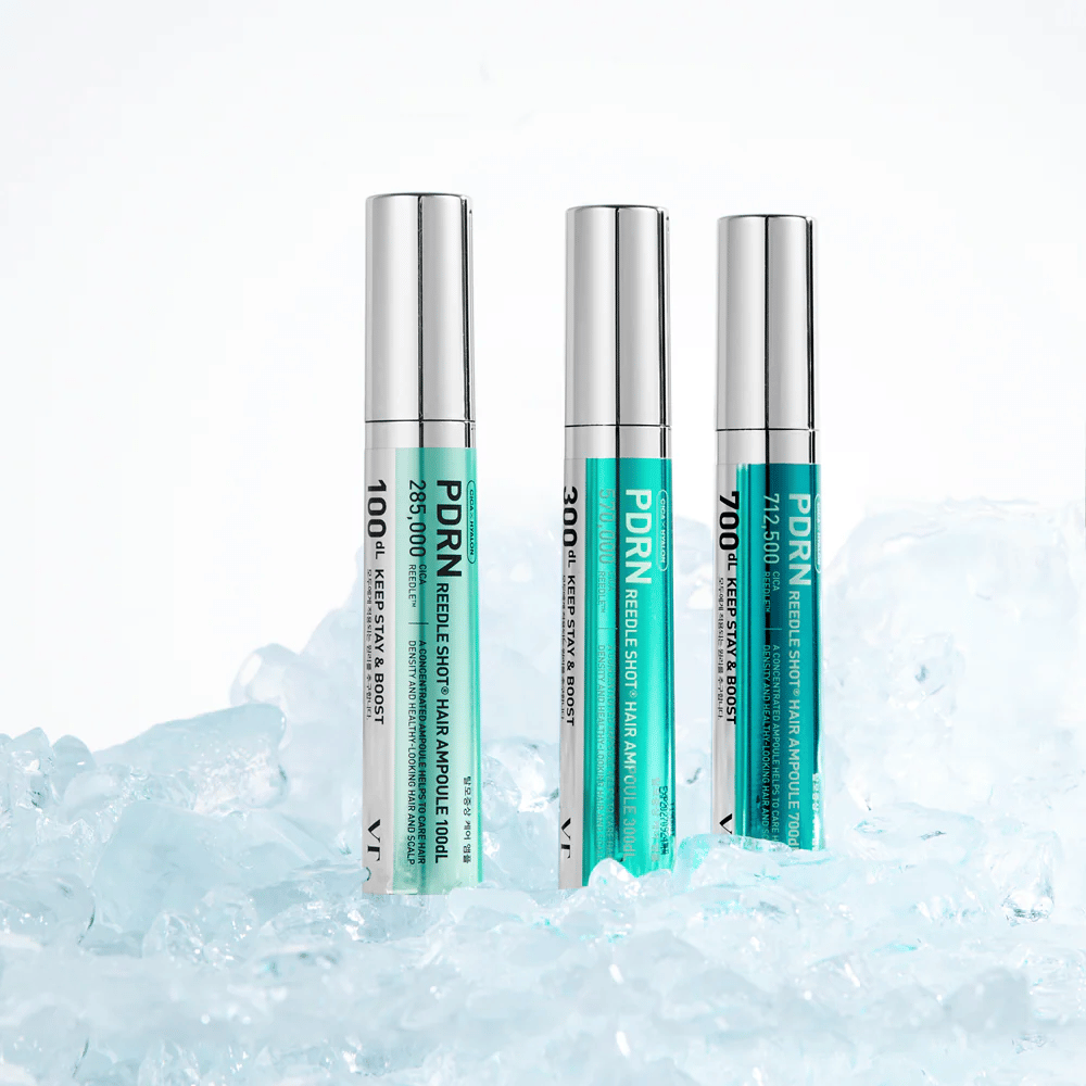 Useita versioita PDRN Reedle Shot Hair Ampoule -tuotteista jäällä, mikä symboloi virkistävää vaikutusta ja intensiivistä hoitoa tasapainoiselle ja terveelle hiuspohjalle.