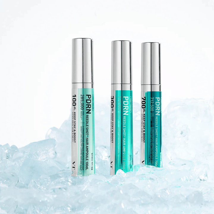 Useita versioita PDRN Reedle Shot Hair Ampoule -tuotteista jäällä, mikä symboloi virkistävää vaikutusta ja intensiivistä hoitoa tasapainoiselle ja terveelle hiuspohjalle.