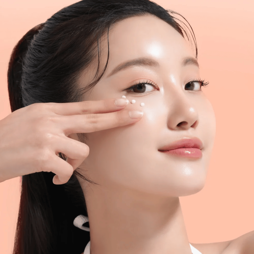 Henkilö levittää Mixsoon PDRN Collagen Eye Serum silmien alle. Seerumi kirkastaa, vähentää turvotusta ja vahvistaa ihon kiinteyttä.