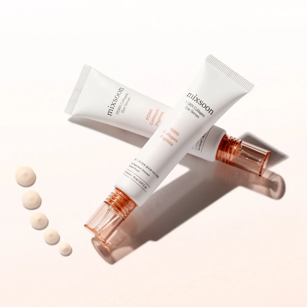 Kaksi Mixsoon PDRN Collagen Eye Serum tuubia ovat ristissä pienien seerumitippojen kanssa. Kevyt silmähoito, joka kosteuttaa ja tasoittaa juonteita.