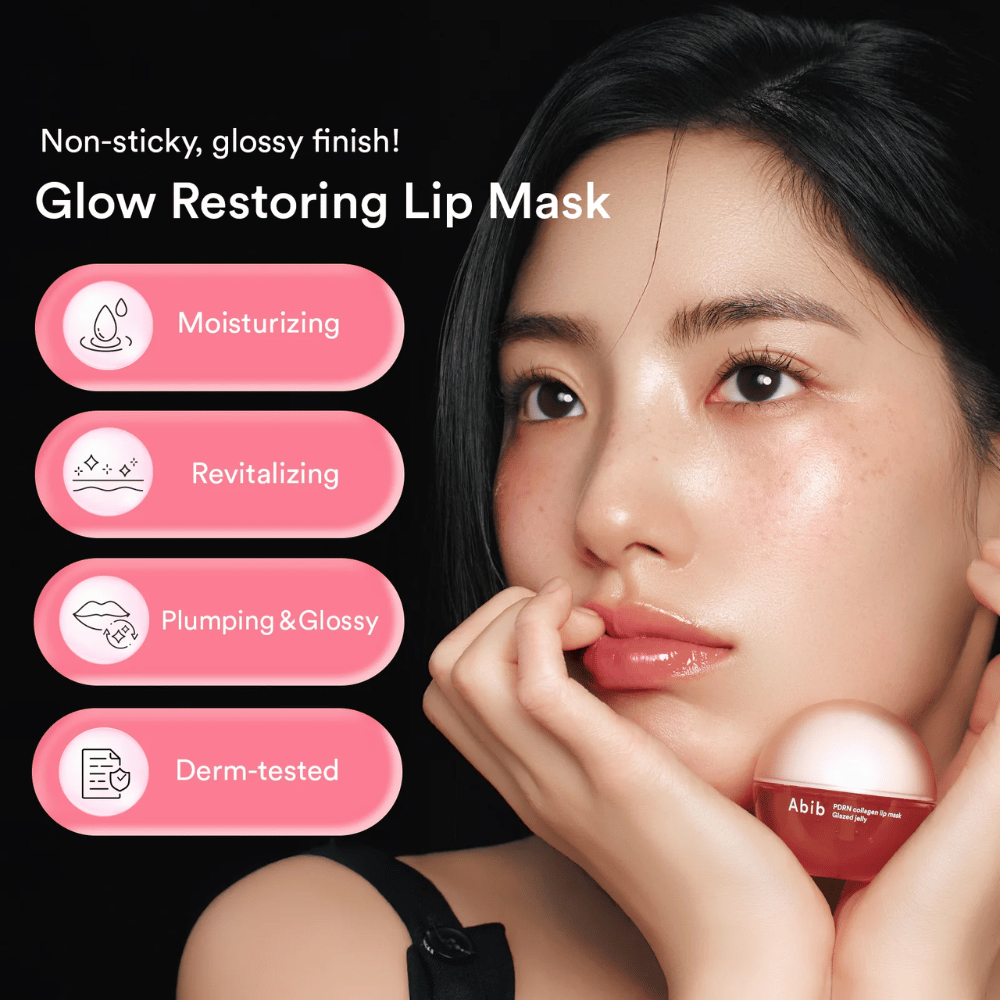 Nainen, jolla on kiiltävät huulet, pitää kädessään vaaleanpunaista purkkia Abib PDRN Collagen Lip Mask. Teksti vasemmalla listaa Edut: kosteuttava, elvyttävä, täyteläinen & kiiltävä sekä dermatologisesti testattu.