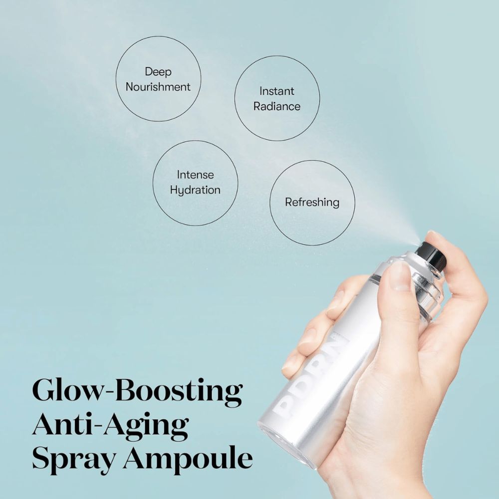 Käsi suihkuttaa VT PDRN Glow Ampoule hopeanvärisestä suihkepullosta. Ympäröivä teksti kuvaa tuotteen etuja: "Syvä Ravitsevuus," "Välitön Hehku," "Intensiivinen Kosteutus," ja "Virkistävä." Tuotetta markkinoidaan hehkun lisääjänä ja ikääntymistä estävänä ampullina.