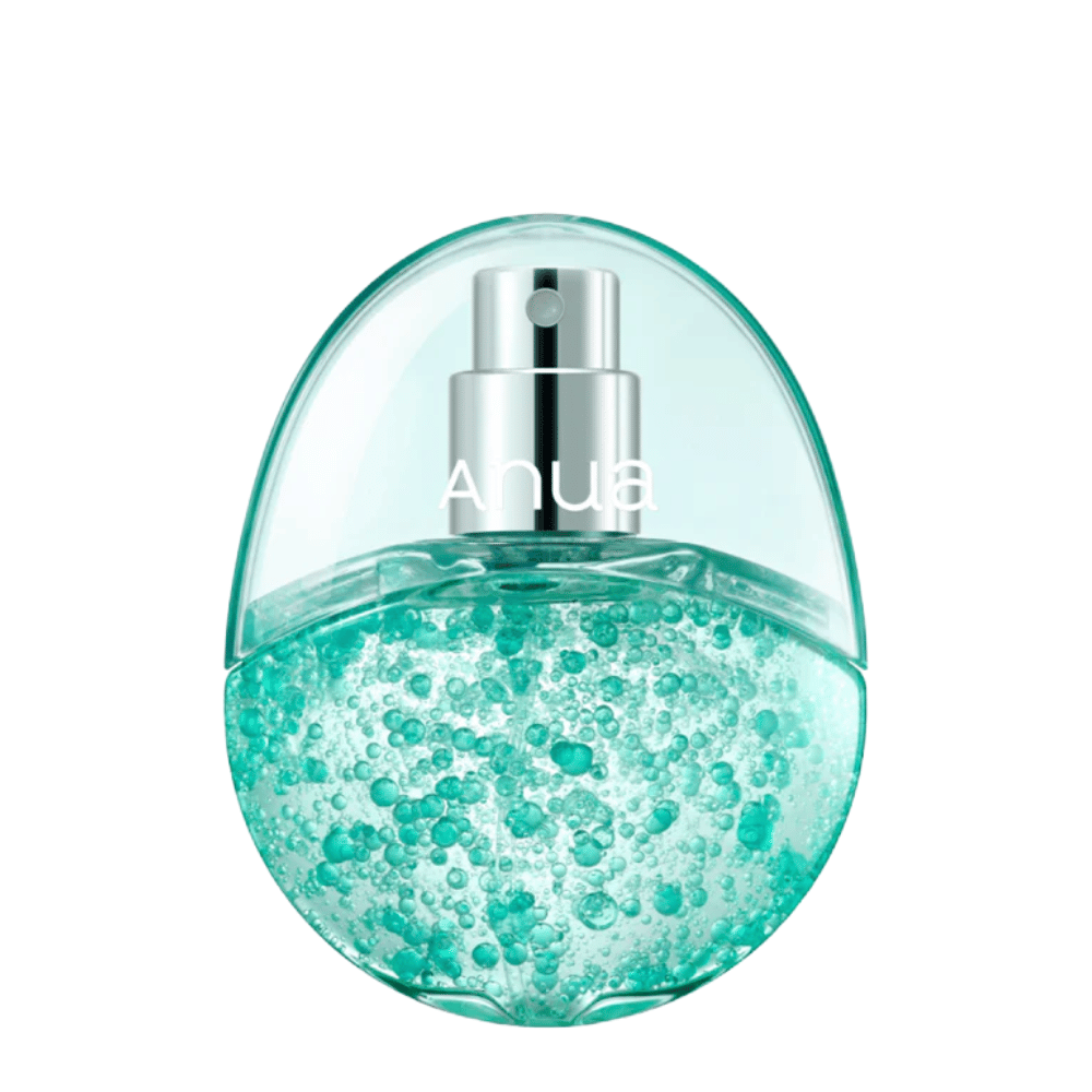 Vapaataustainen tuotekuva tuotteesta Anua PDRN Hyaluronic Acid Hydrating Capsule Mist vaaleaa taustaa vasten. Munanmuotoisessa pullossa on läpinäkyvä yläosa ja alaosa, joka on täytetty turkooseilla kosteuttavilla kapseleilla, jotka korostavat tuotteen ainutlaatuista koostumusta ja premium-tuntumaa.