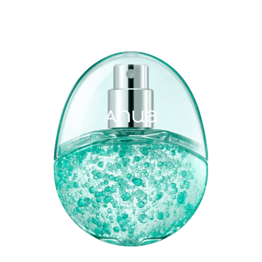 Vapaataustainen tuotekuva tuotteesta Anua PDRN Hyaluronic Acid Hydrating Capsule Mist vaaleaa taustaa vasten. Munanmuotoisessa pullossa on läpinäkyvä yläosa ja alaosa, joka on täytetty turkooseilla kosteuttavilla kapseleilla, jotka korostavat tuotteen ainutlaatuista koostumusta ja premium-tuntumaa.