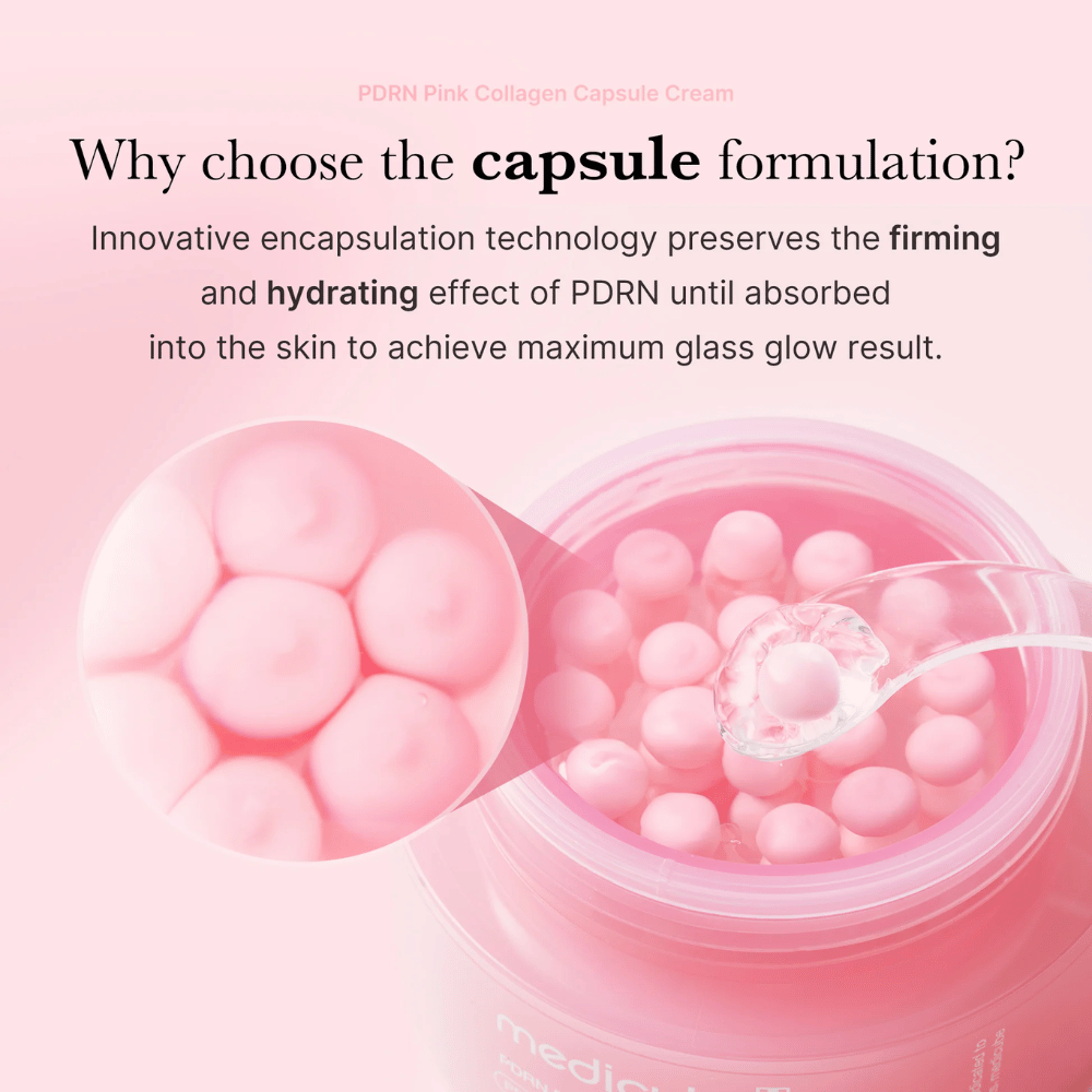 Lähikuva vaaleanpunaisista kapseleista Medicube PDRN Pink Collagen Capsule Cream, lusikan ja suurennoksen kanssa, joka näyttää kapselointitekniikan kosteutukseen ja kimmoisuuteen.