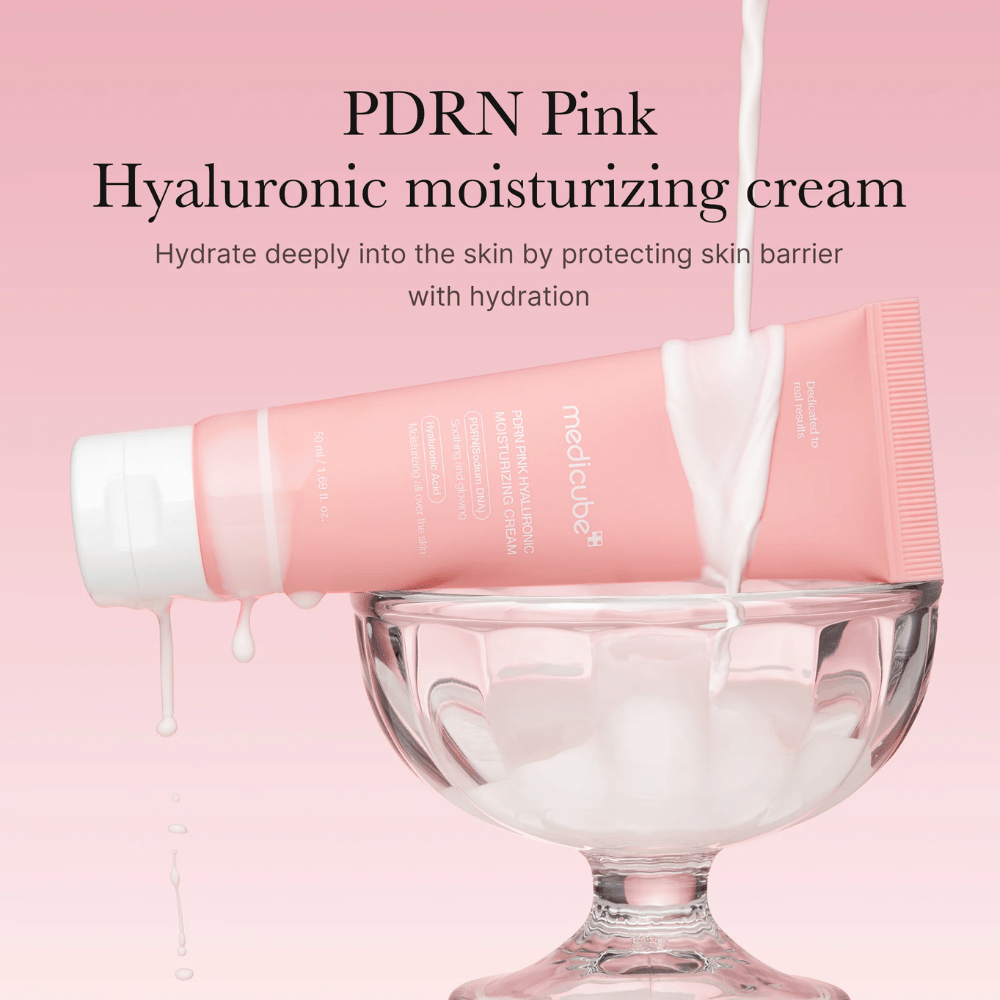 Medicube PDRN Pink Hyaluronic Moisturizing Cream vaaleanpunaisessa tuubissa, joka asetetaan lasikulhoon, teksti korostaa syväkosteutusta ja ihon suojakerrosta.
