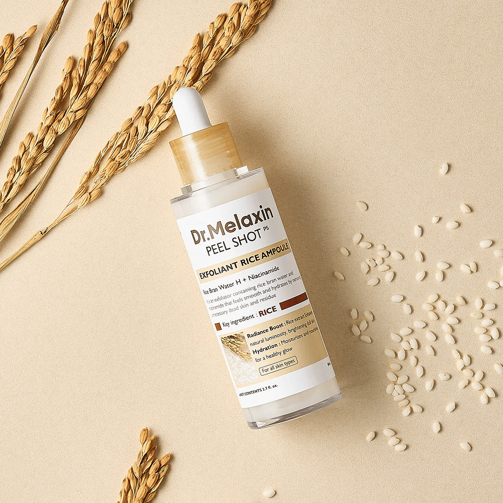 Dr.Melaxin Peel Shot Rice Ampoule makaa hiekanvärisellä pinnalla riisin ja korren kanssa, kuoriva kasvoampulli, joka yhdistää miedon kasvojen kuorinta intensiiviseen kosteutukseen.