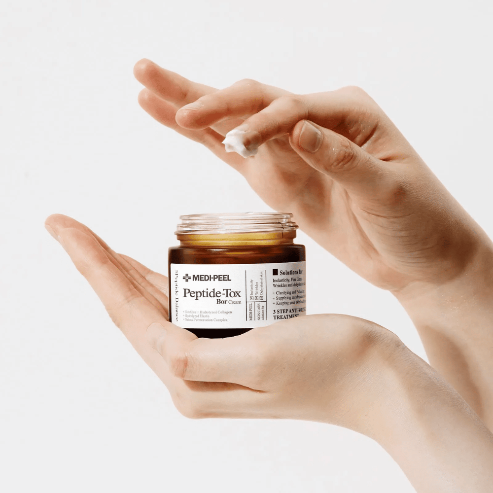 MEDI-PEEL Peptide-Tox Bor Cream -voiteen levitys – korealainen kasvovoide peptideillä, joka parantaa ihon elastisuutta, tarjoaa syväkosteutusta ja auttaa vähentämään ryppyjä.