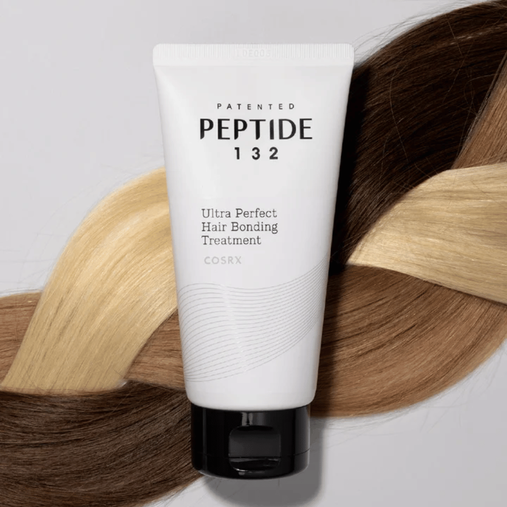 COSRX Peptide 132 Ultra Perfect Hair Bonding Treatment asetettu punottuja hiuksia vasten eri sävyissä – symboloi korjaavaa ja vahvistavaa vaikutusta.