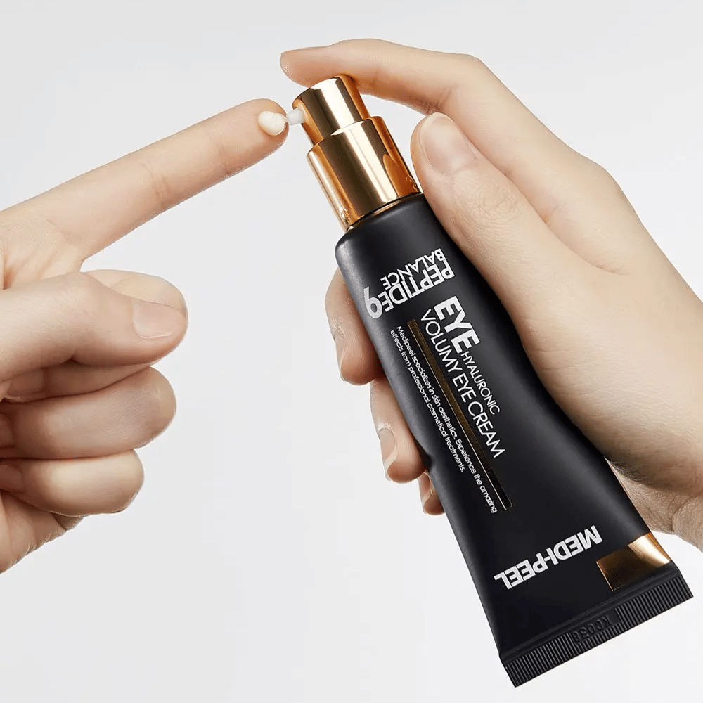 MEDI-PEEL Peptide 9 Hyaluronic Volumy Eye Cream levittäminen sormenpäähän – kosteuttava silmänympärysvoide peptidikompleksilla, joka auttaa vähentämään hienoja juonteita ja tekee ihosta täyteläisen.