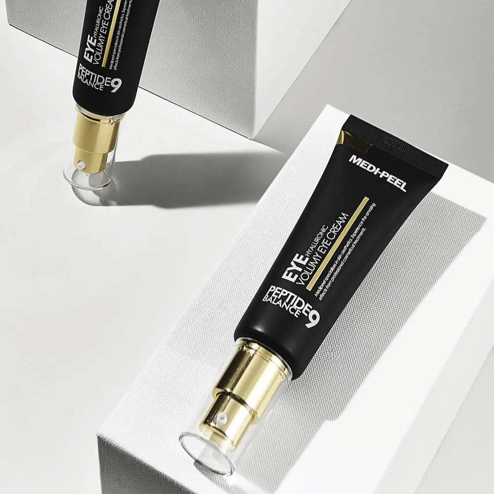 MEDI-PEEL Peptide 9 Hyaluronic Volumy Eye Cream mustassa ja kultaisessa – korealainen silmänympärysvoide peptidien ja hyaluronihapon kanssa, joka tekee ihosta täyteläisemmän ja parantaa elastisuutta silmien ympärillä.