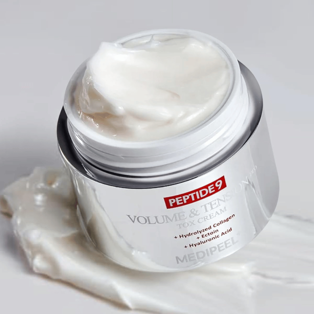 Lähikuva MEDI-PEEL Peptide 9 Volume & Tension Tox Cream -voiteesta. Rikas voide sisältää hydrolysoitua kollageenia, ektoiiniä ja hyaluronihappoa kiinteämmän ja kosteutetun ihon saamiseksi.