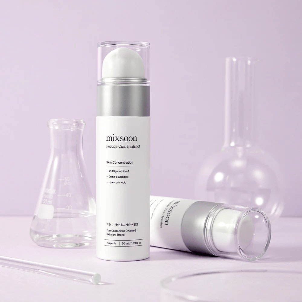 Mixsoon Peptide Cica Hyalshot violetilla taustalla laboratoriolasien kanssa – kosteuttava ja rauhoittava seerumi peptideillä ja centellalla herkälle iholle.