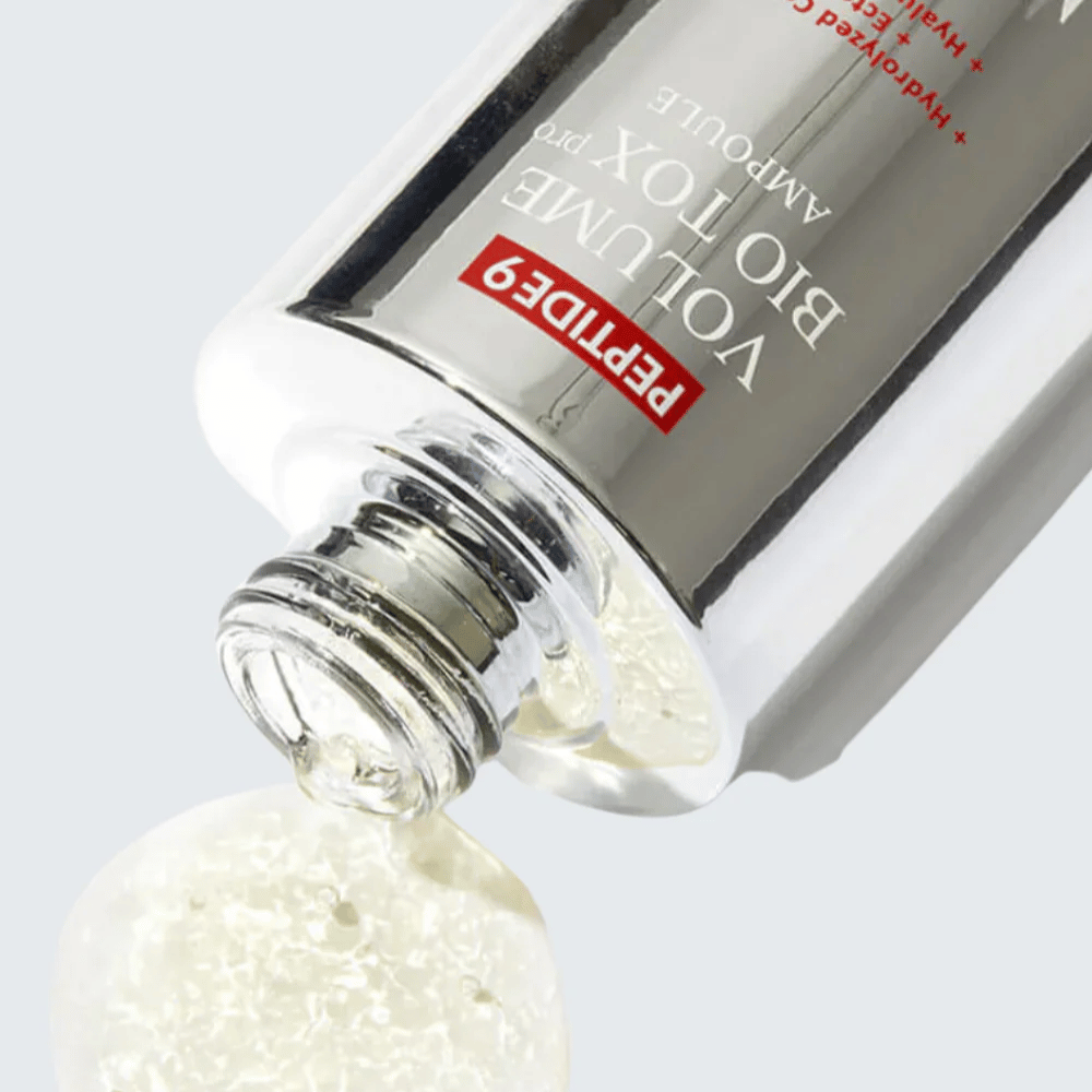 Lähikuva MEDI-PEEL Peptide 9 Volume Bio Tox Pro Ampoule -ampullista, jota kaadetaan. Kirkas koostumus, jossa on kollageenia, ektoiiniä ja hyaluronihappoa, kosteuttaa syvältä.