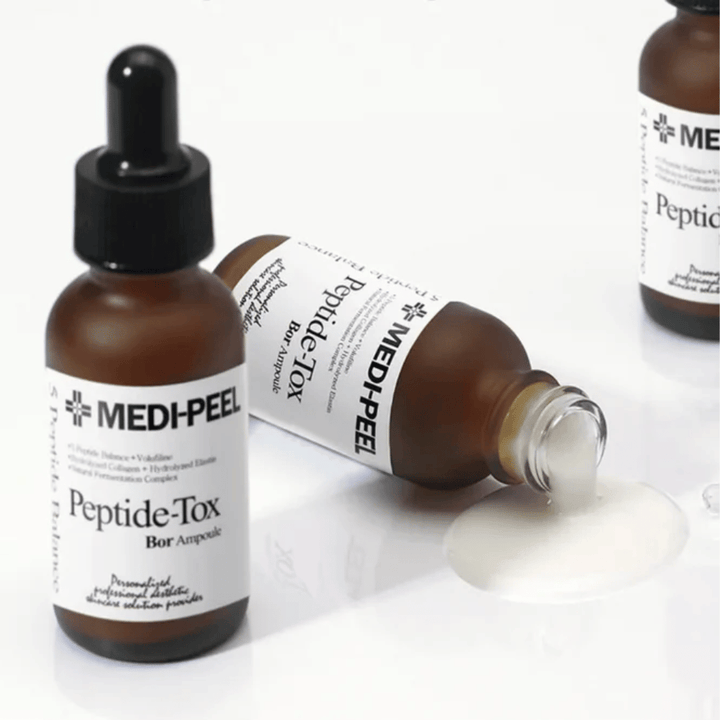MEDI-PEEL Peptide-Tox Bor Ampoule näkyvällä seerumitekstuurilla – anti-age seerumi peptidikompleksilla, joka lisää elastisuutta, täyteläisyyttä ja tasaisempaa ihon rakennetta.