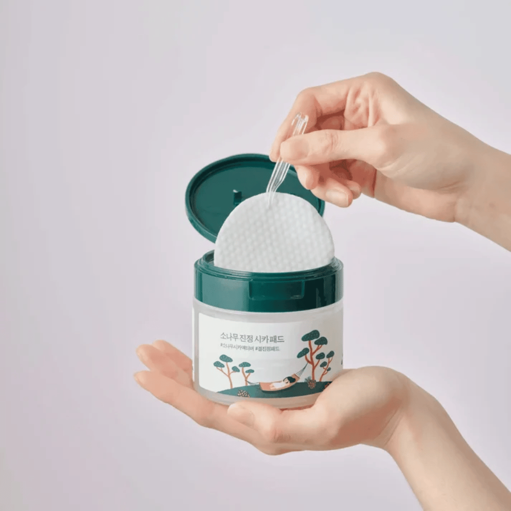 ROUND LAB Pine Calming Cica Pad – hoitotyyny otetaan purkista mukana tulevilla pinseteillä