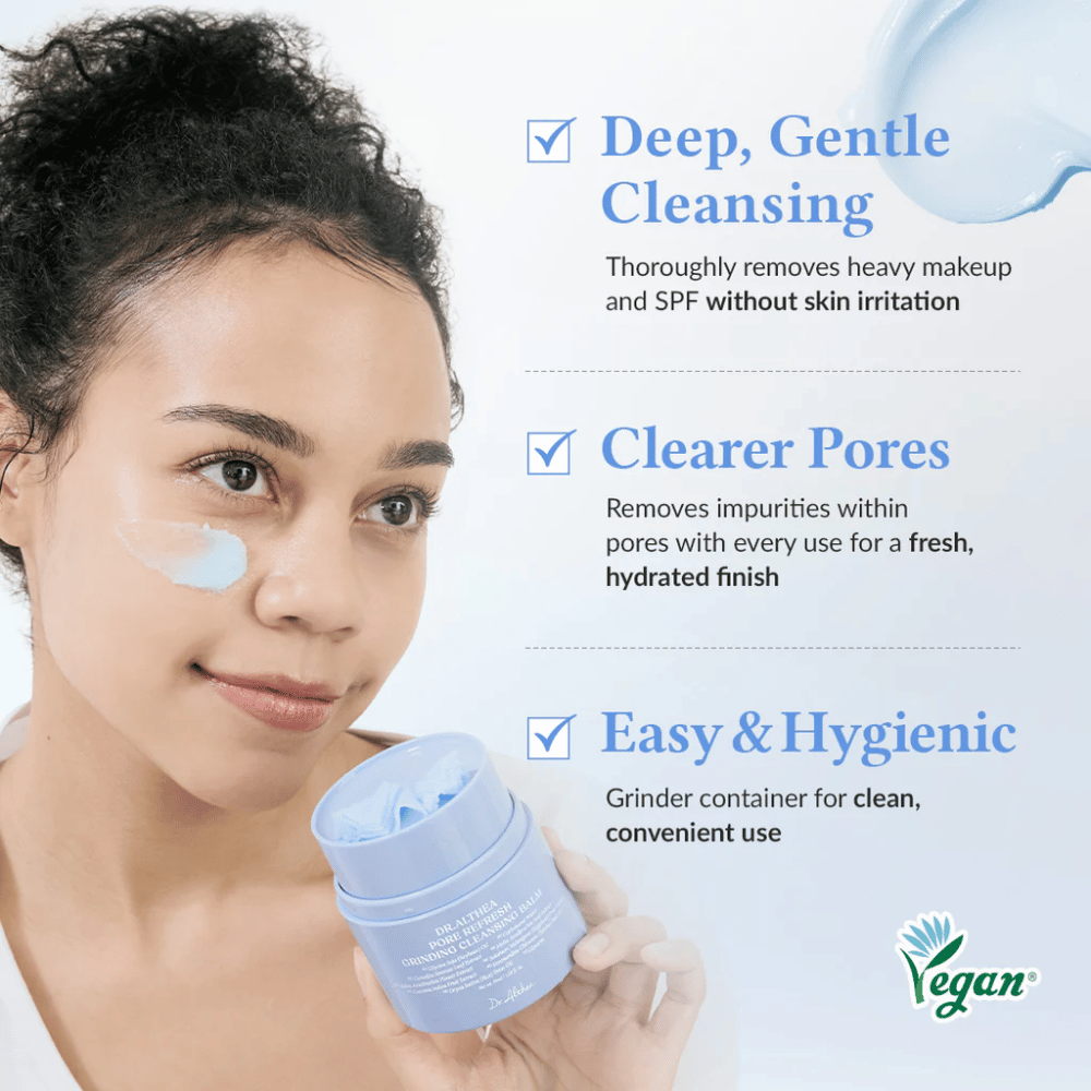 Dr.Althea Pore Refresh Grinding Cleansing Balm tekstillä "Deep, Gentle Cleansing", joka osoittaa, kuinka tuote poistaa meikin ja SPF perusteellisesti ärsyttämättä ihoa. Teksti "Clearer Pores" selittää, että se poistaa epäpuhtaudet ja antaa raikkaan, kosteutetun lopputuloksen. Alleviivattu "Easy & Hygienic", mikä osoittaa, että tuotteessa on jauhesäiliö helppoa ja hygieenistä käyttöä varten.