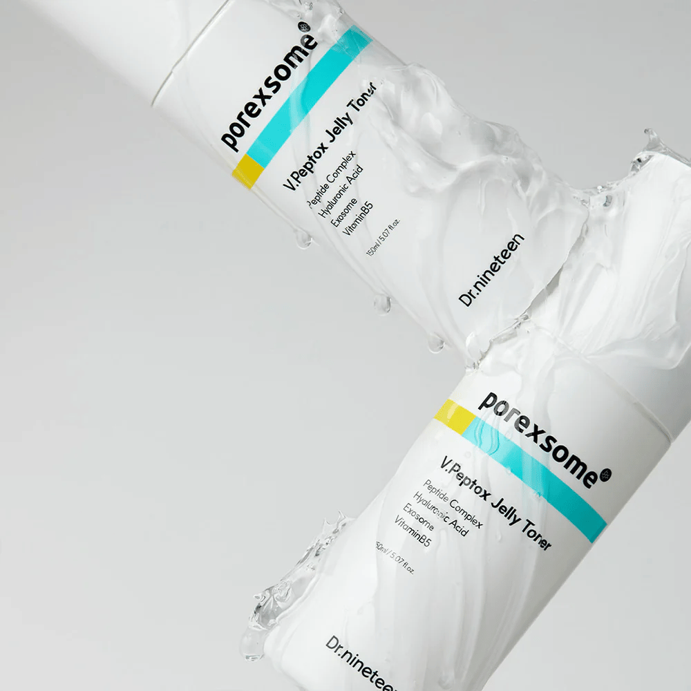 Kaksi pulloa Porexsome V.Peptox Jelly Toner peitettynä kirkkaalla geelillä. Moderni, kliininen muotoilu, joka korostaa tuotteen raikasta koostumusta.