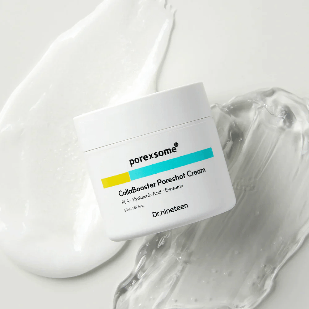 Dr.nineteen Porexsome CollaBooster Poreshot Cream på blank, geléliknande yta. En fuktgivande kräm med exosomer och hyaluronsyra.