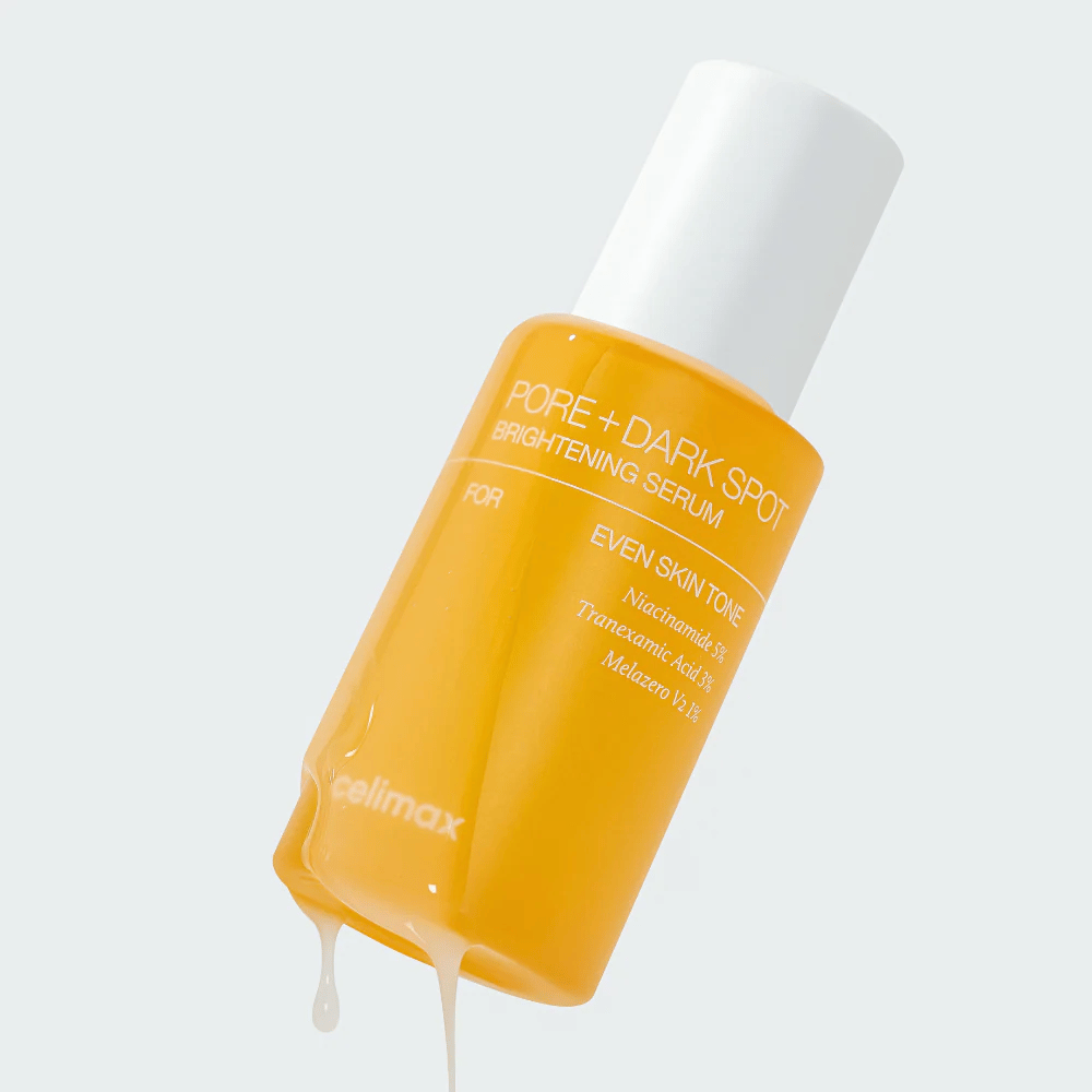 Celimax Pore + Dark Spot Brightening Serum keltaisessa pullossa, jossa on valkoinen korkki, seerumitipat valuvat pullon pintaa pitkin.