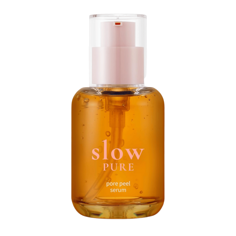 Slow Pure Pore Peel Serum lasipullossa pumpulla, täynnä kuorivaa meripihkanväristä seerumia.
