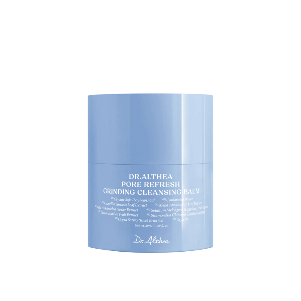 Dr.Althea Pore Refresh Grinding Cleansing Balm, 50 ml purkki sinisellä muovikannella. Purkin etiketti on valkoinen ja siinä lukee "Pore Refresh Grinding Cleansing Balm" ja se sisältää ainesosia kuten Glycine Soja (Soybean) Oil, Camellia Sinensis Leaf Extract ja Oryza Sativa (Rice) Bran Oil.