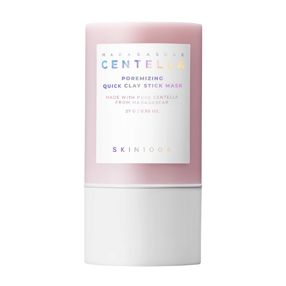 SKIN1004 Madagascar Centella Poremizing Quick Clay Stick Mask tyylikkäässä vaaleanpunaisessa ja valkoisessa pakkauksessa. Savinaamio puikkomuodossa puhtaalle ja raikkaalle iholle.