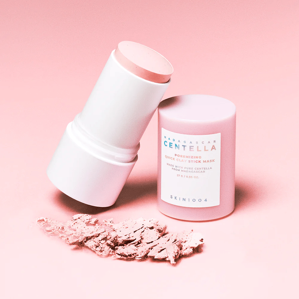 SKIN1004 Madagascar Centella Poremizing Quick Clay Stick Mask vaaleanpunaisessa pakkauksessa. Käytännöllinen savinaamio puikkomuodossa puhdistamaan ja minimoimaan ihohuokosia.