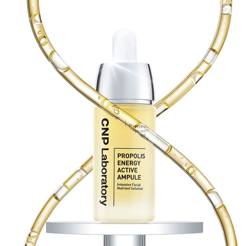 CNP Laboratory Propolis Energy Active Ampoule on ravitseva kasvohoito, joka on rikastettu propolisuutteella. Se kosteuttaa, vahvistaa ihon suojakerrosta ja antaa luonnollista hehkua. Täydellinen herkälle iholle ja päivittäiseen käyttöön terveellisen, säteilevän ihon saavuttamiseksi.