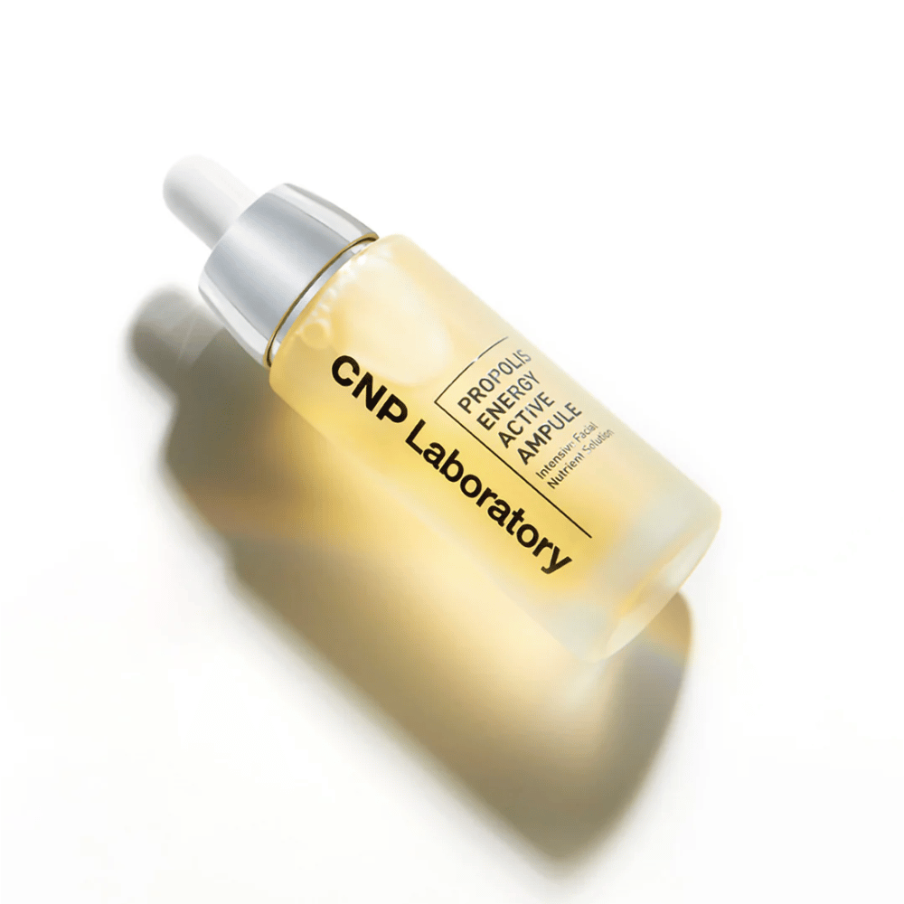 CNP Laboratory Propolis Energy Active Ampoule on tehokas ihonhoitotuote, joka on rikastettu propolisuutteella. Se kosteuttaa, ravitsee ja edistää säteilevää ihoa. Täydellinen vahvistamaan ihon suojakerrosta ja rauhoittamaan ärtynyttä ihoa. Käytä päivittäin parhaan tuloksen saavuttamiseksi.
