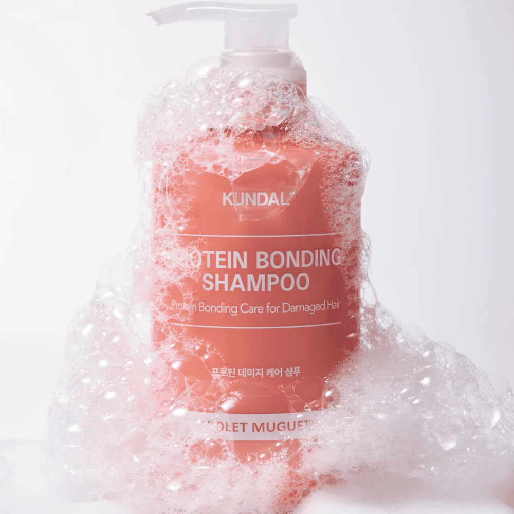 KUNDAL Protein Bonding Shampoo Violet Muguet peitetty runsaalla vaahdolla, korjaava shampoo vaurioituneille hiuksille.