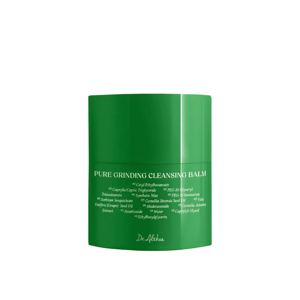 Kuva näyttää vihreän purkin, jossa on "Pure Grinding Cleansing Balm" Dr. Althea:sta. Pakkaus on yksinkertainen ja tyylikäs, valkoisella tekstillä, joka listaa avainainesosat kuten viinirypäleen siemenöljy, centella asiatica -uute ja kameliasiementen öljy. Muotoilu välittää luonnollisen ja tehokkaan ihonhoidon tunteen.