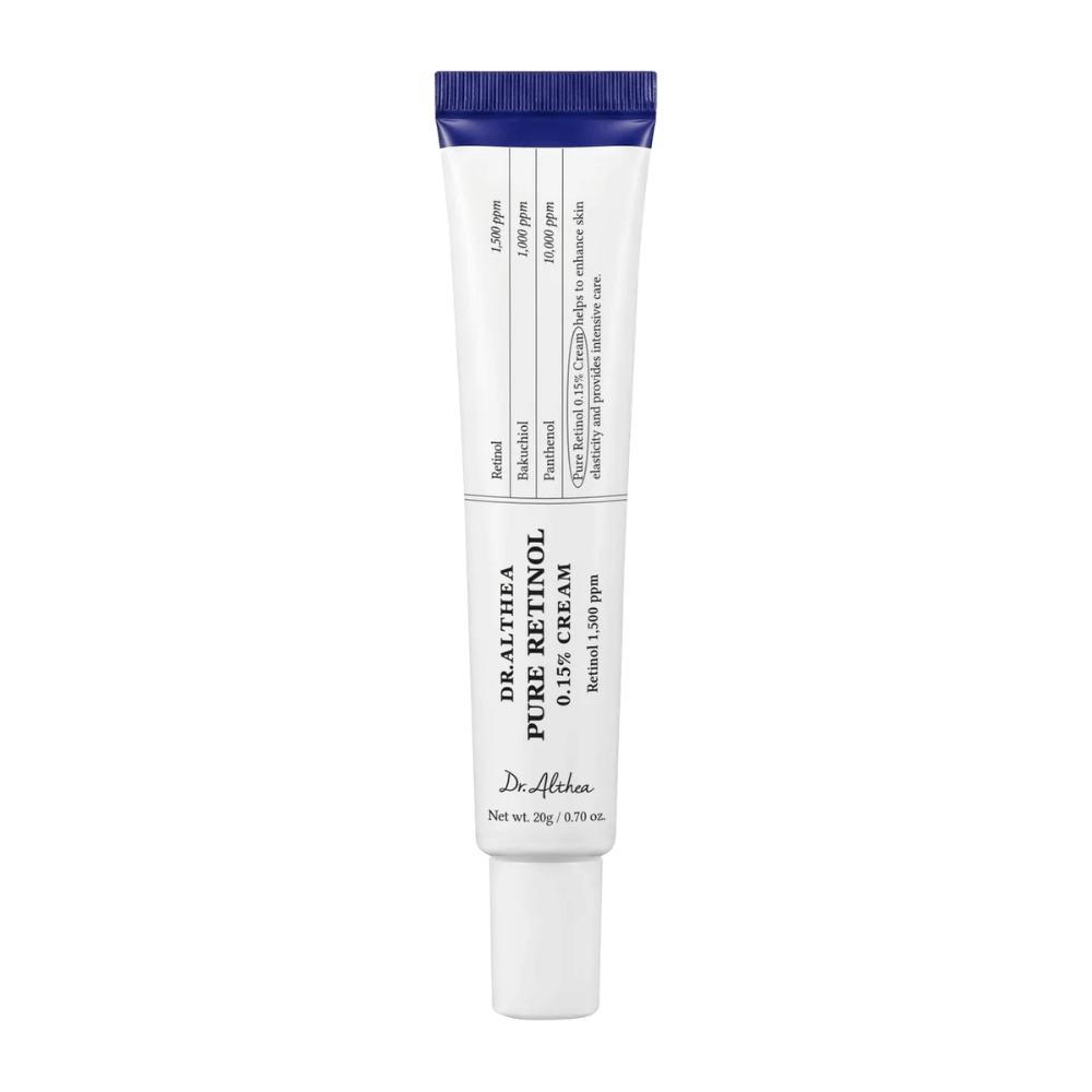 Valkotaustaa vasten eristetty tuotekuva tuotteesta Dr. Althea Pure Retinol 0.15% Cream. Minimalistinen tuubimuotoilu korostaa tuotteen puhdasta ja kliinistä ilmettä, samalla kun retinolin pitoisuus viestitään selkeästi pakkauksessa.