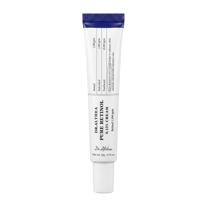 Valkotaustaa vasten eristetty tuotekuva tuotteesta Dr. Althea Pure Retinol 0.15% Cream. Minimalistinen tuubimuotoilu korostaa tuotteen puhdasta ja kliinistä ilmettä, samalla kun retinolin pitoisuus viestitään selkeästi pakkauksessa.