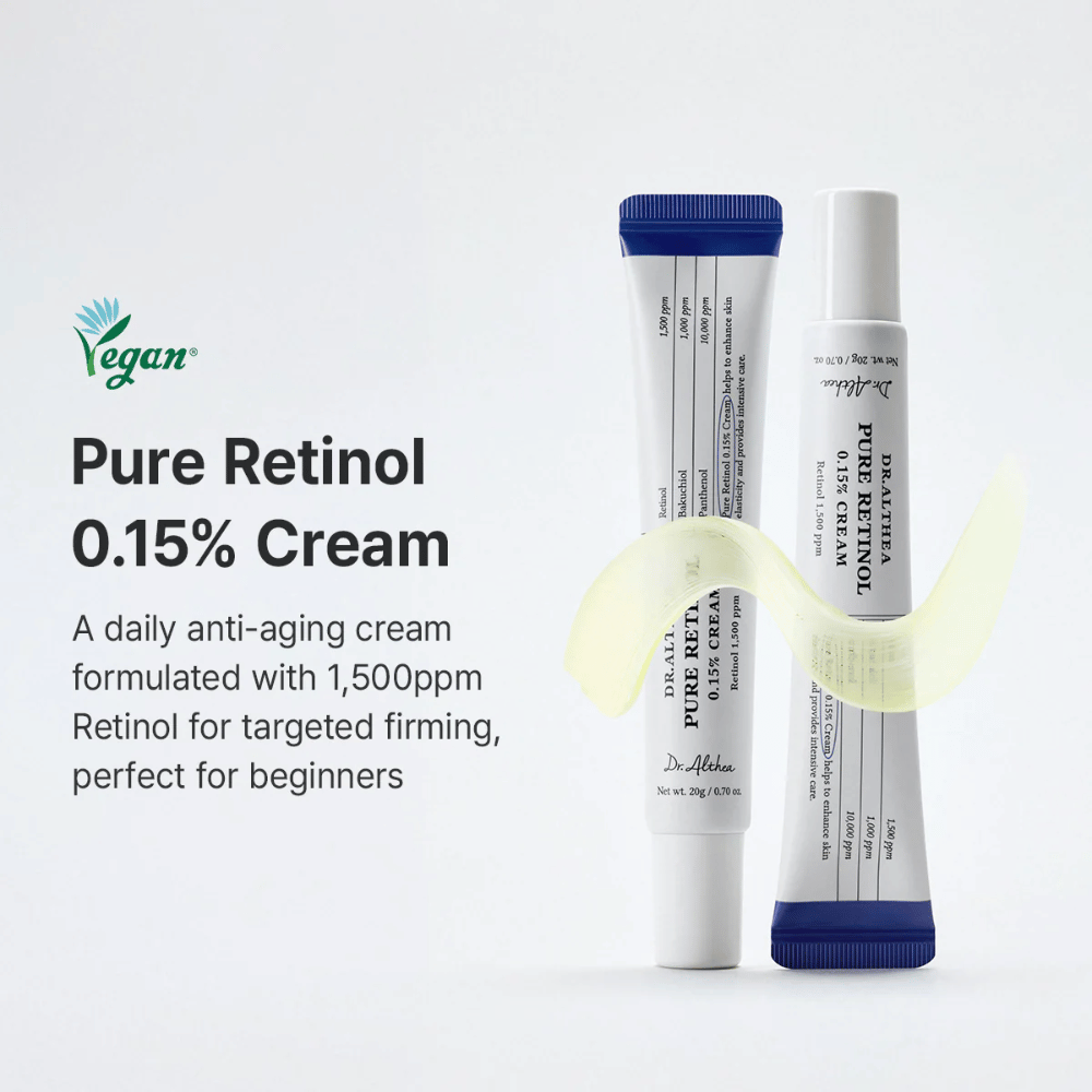 Markkinointikuva, jossa Dr. Althea Pure Retinol 0.15% Cream esitellään päivittäisenä retinolivoiteena aloittelijoille. Tuote näytetään yhdessä levittyvän voidetekstuurin kanssa, mikä korostaa kevyttä ja pehmeää koostumusta.